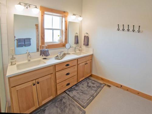 un baño con lavabo y espejo en Walking on Sunshine #75, en Chelan