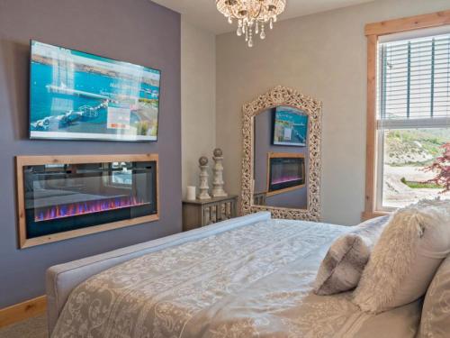 Un dormitorio con una cama y un espejo grande. en Relax-Inn #91, en Chelan