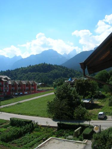 a view of a town with mountains in the background at Appartamento Mariastella in Andalo