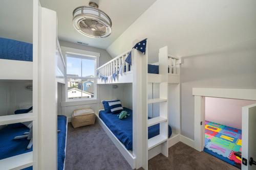 a bedroom with two bunk beds and a bunk bed at 5 O’Clock Somewhere #113 in Chelan