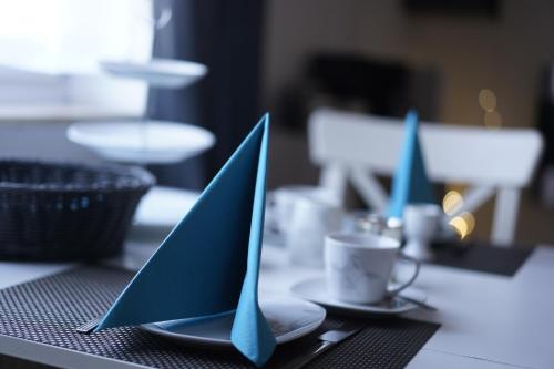 a table with two blue plates and a cup of coffee at Kuschelnest Michelstadt in Michelstadt
