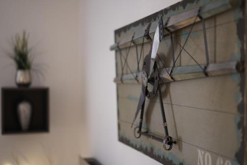 a pair of scissors hanging on a brick wall at Kuschelnest Michelstadt in Michelstadt