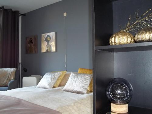 1 dormitorio con 1 cama con pared negra en 't Griene Hemeltsje, en Wijckel