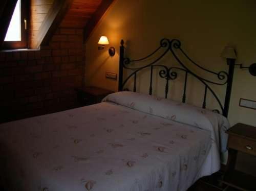 a bedroom with a bed with a white bedspread at Casa Feixas in Gistaín