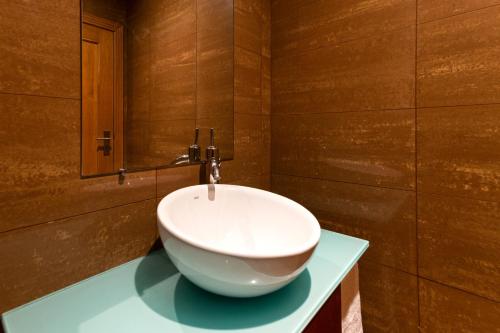 Ένα μπάνιο στο Bafureira Cascais Apartment; Condomínio privado com piscina