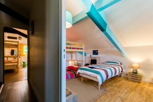 1 dormitorio con 2 camas en una habitación en Nami House, en Anglet