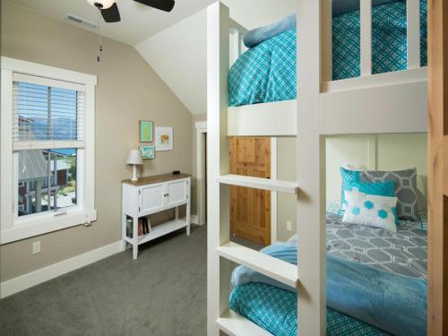 En eller flere senge i et værelse på Better Lake Than Never #72