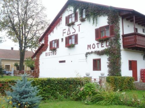a white building with a sign that reads fast motel at Pension Hotel Fast in Rădăuţi