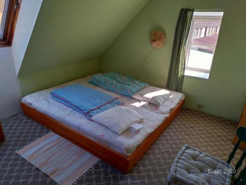 - un petit lit dans une chambre avec fenêtre dans l'établissement Høkeriet C, à Nordborg