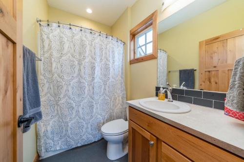 Ένα μπάνιο στο Cabernet Cottage & Carriage House #8CH
