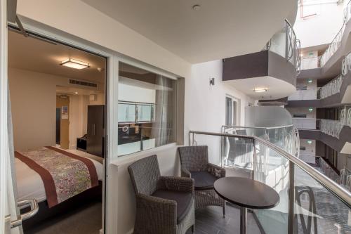 una camera con un balcone, un letto e una camera da letto di Mannin Hotel a Douglas