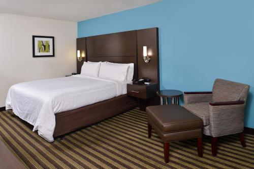 Krevet ili kreveti u jedinici u objektu Holiday Inn Express Montgomery East I-85, an IHG Hotel