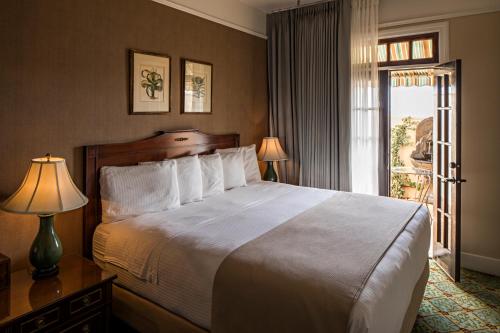 um quarto com uma cama grande e uma janela em Hotel El Capitan em Van Horn