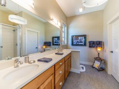 La salle de bains est pourvue d'un lavabo et d'un grand miroir. dans l'établissement Hello Sunshine #51, à Chelan