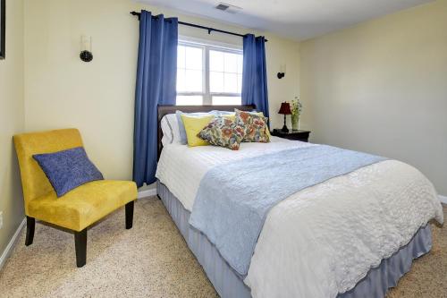 une chambre avec un lit et une chaise jaune dans l'établissement KY Cottage, with hot tub and lake view, on the Bourbon Trail, à Taylorsville