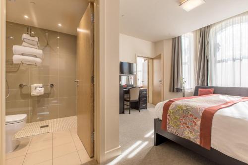 Mannin Hotel في دوغلاس: غرفه فندقيه بسرير وحمام