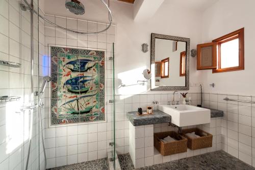 Koupelna v ubytování Melenos Art Boutique Hotel