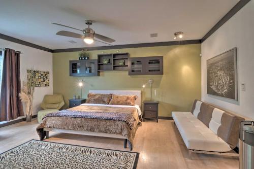 Postel nebo postele na pokoji v ubytování Luxury Apartment Walk to Bus and 1 Mi to Downtown!