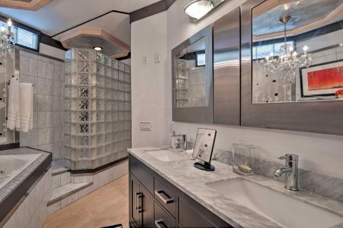 Koupelna v ubytování Luxury Apartment Walk to Bus and 1 Mi to Downtown!