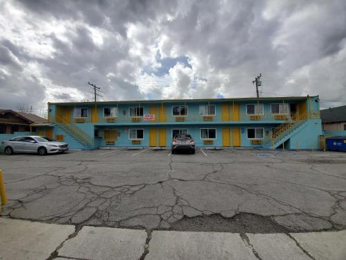 a building with a car parked in a parking lot at Rose motel in Compton