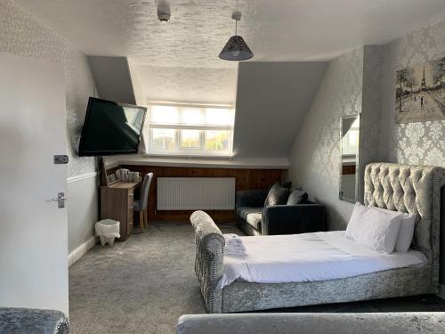 A bed or beds in a room at Grosvenor Hotel 