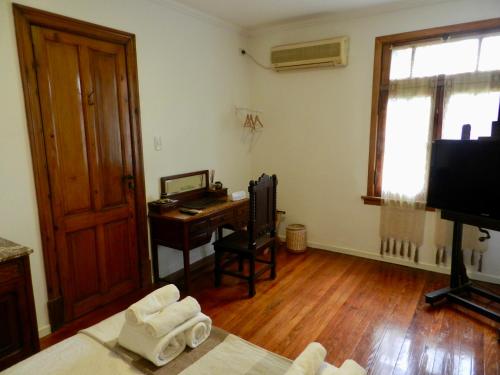 Habitación con escritorio y cama con toallas. en B&B Polo en Buenos Aires