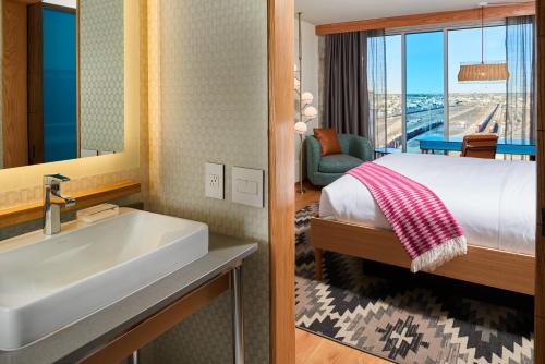 Postel nebo postele na pokoji v ubytování Hotel Indigo El Paso Downtown by IHG