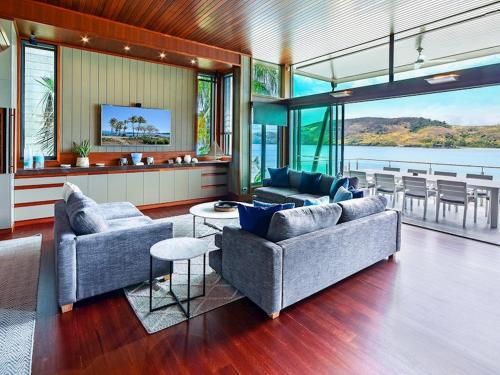 Area soggiorno di Yacht Club Villas on Hamilton Island by HIHA
