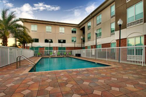 a swimming pool in front of a building at Holiday Inn Express Hotel & Suites Jacksonville North-Fernandina by IHG in Yulee