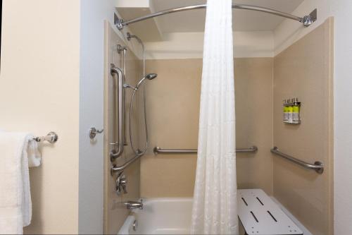 Bathroom sa Candlewood Suites Fort Lauderdale Airport-Cruise, an IHG Hotel