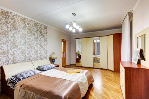 エカテリンブルクにあるТверитина DreamHouse Апарт с саунойのベッドルーム1室(大型ベッド1台付)