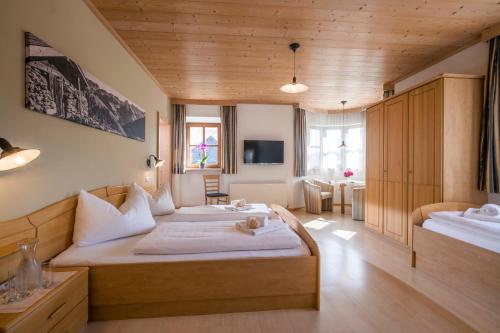 Postel nebo postele na pokoji v ubytování Gasthaus Kammerhof