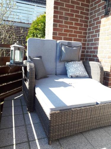 a wicker bed sitting on the side of a building at Ferienwohnung Sonnenschein in Goslar