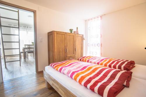 Ένα ή περισσότερα κρεβάτια σε δωμάτιο στο Alpen-Hostel - Apartment Morgen- und Abendsonne mit Motorradvermietung