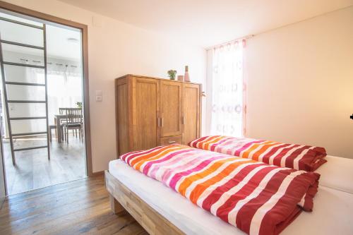 Postel nebo postele na pokoji v ubytování Alpen-Hostel - Apartment Morgen- und Abendsonne mit Motorradvermietung