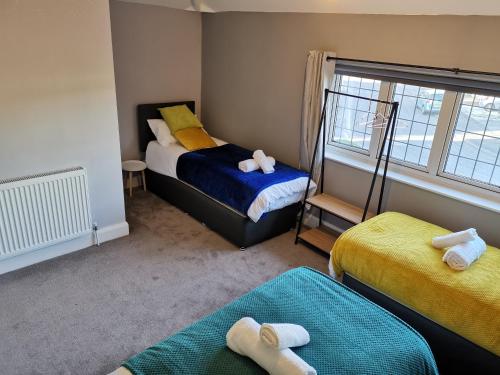 A bed or beds in a room at i Amazing 5 Beds Sleeps 5 Workers Or Families by Your Night Inn Group