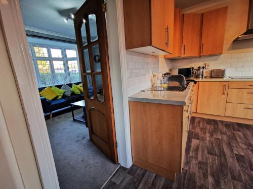 A kitchen or kitchenette at i Amazing 5 Beds Sleeps 5 Workers Or Families by Your Night Inn Group
