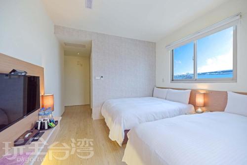 Un pat sau paturi într-o cameră la Huaxin Hotel