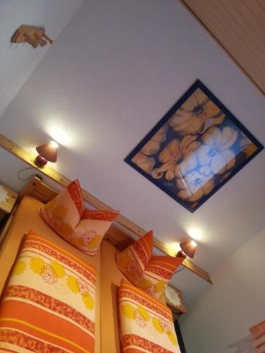 Una cama o camas en una habitación de Haus Hinzberg