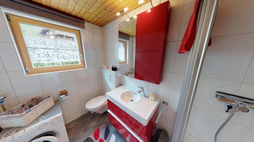 ブラッテン・バイ・ナータースにあるChämihittaの小さなバスルーム(洗面台、トイレ付)
