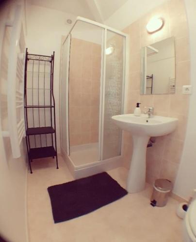 une salle de bain avec un lavabo et une douche dans l'établissement Beautiful pigeonnier with sensational surroundings, à Pujols