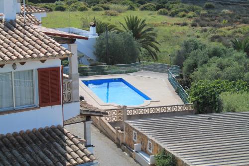 eine Villa mit einem Pool neben einem Haus in der Unterkunft Casa del Mar in Portopetro