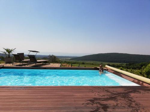 osoba stoi w dużym basenie w obiekcie Panorama, Balaton w mieście Dörgicse