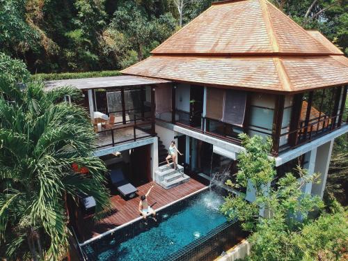 una vista aérea de una casa con piscina en Villa Zolitude Resort & Spa - SHA Extra Plus, en Chalong 