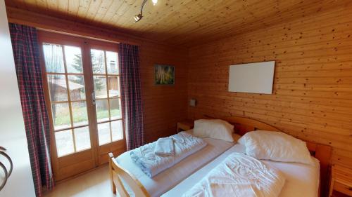ブラッテン・バイ・ナータースにあるIlseの木造キャビン内のベッド1台が備わるベッドルーム1室を利用します。