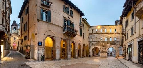 ヴェローナにあるResidenza Palazzo Negriの旧市街の空き道