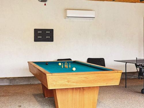 uma mesa de bilhar com bolas em cima em 8 person holiday home in Grevinge em Grevinge