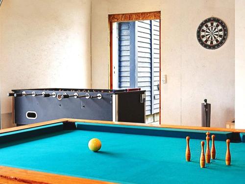um quarto com uma mesa de bilhar com uma bola em 8 person holiday home in Grevinge em Grevinge