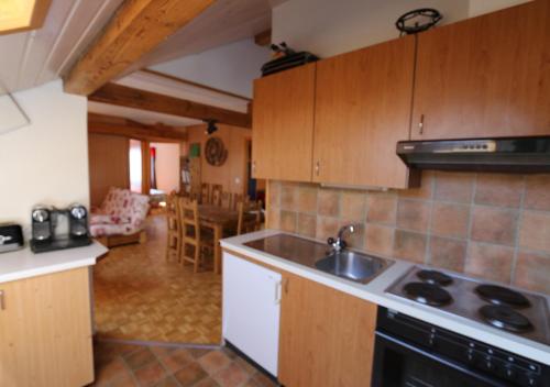 Majoituspaikan Maison de Montagne Bretaye keittiö tai keittotila