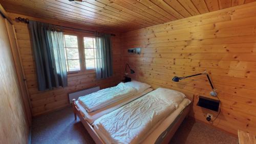 ブラッテン・バイ・ナータースにあるRamonaの木造キャビン内のベッド1台が備わるベッドルーム1室を利用します。